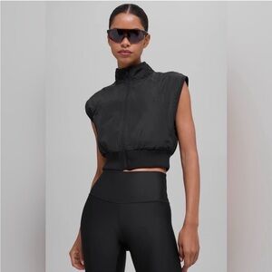 alo yoga “in motion” black zip up cropped vest black size xs